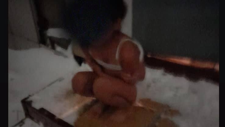 Малолетнюю девочку выгнали раздетой на мороз в Нур-Султане, чтобы наказать